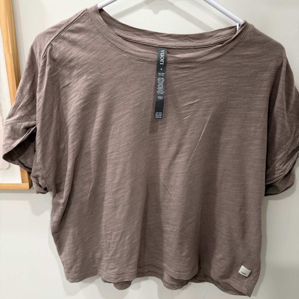 Vuori Women’s Washed Taupe Cropped Tee